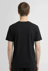 Remera de cuello redondo y manga corta, confeccionada en algodón de alta calidad con un diseño liso y corte clásico.