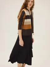 Vestido midi de morley color coral, con escote en V, sin mangas y diseño holgado con volados fruncidos en el lateral de la falda.