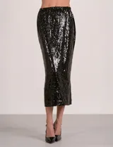 Falda midi negra de lentejuelas, con pretina elástica y tajo en el ruedo.