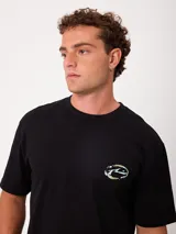 Remera Rusty de manga corta, color blanco, con ajuste holgado y gran estampa gráfica en la espalda de un mago surfeando entre olas.