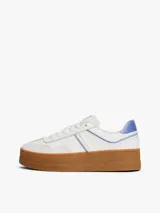 Zapatillas de corte bajo inspiradas en el baloncesto, con exterior de piel blanca, detalles en azul claro y suela de plataforma color caramelo. Presentan paneles de texturas a contraste y logo de la marca en el lateral.