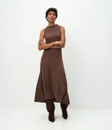 Vestido midi marrón de viscosa, sin mangas, con cuello cerrado y cintura con recorte asimétrico.