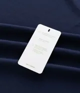 Remera deportiva de manga corta y cuello redondo, confeccionada en tejido tech fleece con tecnología dry que facilita la transpiración y el secado rápido. Presenta un corte comfort holgado y diseño liso sin estampas.