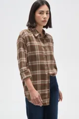 Camisa de algodón con estampado de cuadros en tonos marrones y blancos, de corte holgado, manga larga y cierre frontal con botones.