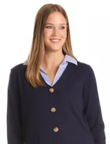 Buzo de punto fino color beige con diseño de camisa incorporada. Presenta escote en V con cierre frontal de botones, mangas largas con puños acanalados y cuello y ruedo con estampado de rayas verticales que simulan una camisa debajo.