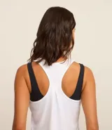 Musculosa deportiva de corte nadador, color amarillo claro, confeccionada en microfibra con textura perforada. Presenta escote en U y diseño holgado con pliegue en la espalda.