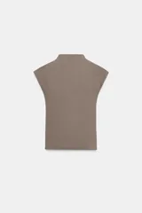 Top sin mangas, color marrón topo, con cuello alto y corte recto. Presenta un tejido de punto fino y mangas sisa con caída.