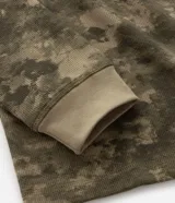 Remera de manga larga confeccionada en tejido waffle con textura. Presenta diseño camuflado en tonos verdes y estampa frontal con lettering Natural Balance.