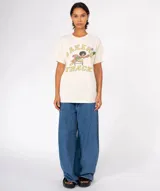 Remera de algodón color azul grisáceo con lavado especial, cuello redondo y manga corta. Estampado frontal con el texto "Bakers Track" y un personaje de pato de dibujos animados saltando un obstáculo.