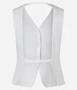 Chaleco de vestir color blanco hueso, con escote en V, cierre frontal con botones y espalda abierta. Corte sastrero.