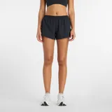 Short deportivo New Balance de mujer, modelo RC Essential, color negro con cintura elástica y tecnología NB DRY que absorbe la humedad.