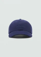 Gorro tipo cap de algodón color azul, con visera curva y cierre posterior ajustable con hebilla metálica.