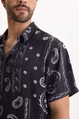 Camisa de viscosa de manga corta, de corte clásico y color negro con estampado paisley.