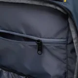 Mochila Caterpillar modelo Voyager Backpack, color azul oscuro con detalles en amarillo y negro. Cuenta con compartimento principal amplio, bolsillo frontal con panel organizador y logo de la marca bordado.