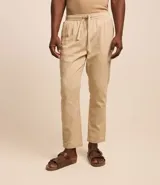 Pantalón Marfinno de corte recto para hombre, color beige, con textura efecto lino, cintura elástica con cordón ajustable y bolsillos en el frente y la espalda.
