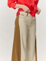 Pantalón ancho de denim azul, de tiro alto y corte holgado y fluido con perneras amplias.
