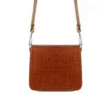 Bandolera marrón con textura croco, correa larga de cuero con tachas y herrajes plateados.