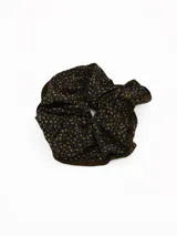 Colita de pelo tipo scrunchie con estampado de puntos irregulares en tonos marrón y negro.