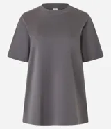 Remera básica de corte oversized, confeccionada en algodón peruano de alta calidad. Presenta cuello redondo, mangas cortas y diseño liso sin estampas.