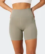 Short deportivo negro de tiro alto, confeccionado con tejido ultra suave, ajustado al cuerpo y con bolsillos laterales de fácil acceso.