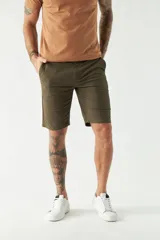 Bermuda tipo chino de gabardina con cierre de cremallera y botón, bolsillos laterales y traseros, y pasacintos en la cintura.