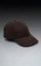 Gorra de béisbol color marrón oscuro (chocolate), de estilo clásico con visera curva y seis paneles.