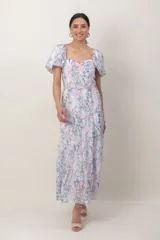 Vestido midi de gasa estampada con motivos florales en tonos pasteles, con escote corazón, mangas abullonadas cortas y falda escalonada.