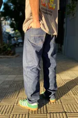 Pantalón de jean azul oscuro con corte baggy y calce relajado. Presenta cinco bolsillos clásicos y costuras reforzadas en tono contrastante.
