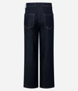 Pantalón de jean azul oscuro de corte recto y tiro alto, inspirado en la sastrería. Presenta pinzas delanteras, bolsillos funcionales y pretina con pasacintos.