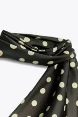 Top de tejido satinado con diseño halter tipo foulard, presenta detalle de frunces en el frente y cierre lateral con cremallera oculta.