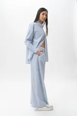 Pantalón pijama de algodón a rayas verticales, corte ancho y seis bolsillos.