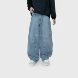 Pantalón de jean estilo baggy con diseño de costuras curvas laterales, tiro medio y corte holgado en las piernas.