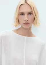 Jersey blanco de punto fino con cuello barco, manga acampanada y diseño oversize.