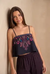 Top de algodón negro con tirantes finos, escote recto y estampado estilo paisley en tonos fucsia, turquesa y verde.
