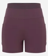 Bermuda deportiva ajustada color morado oscuro, con cintura ancha elástica de diferente textura.