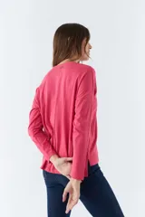 Remera blanca de algodón con mangas largas, cuello redondo y estampado con la frase 'look deeper always true art'.