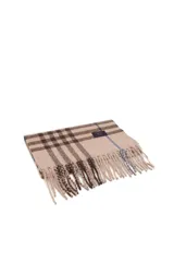 Bufanda de tejido suave con estampado de cuadros en tonos beige, marrón y azul, con terminación de flecos en los extremos.
