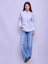 Pantalón de jean celeste de corte ancho.