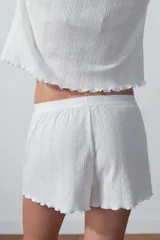 Short blanco de algodón con textura calada y cintura elastizada.