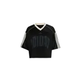 Remera deportiva Adidas modelo Stadium Mesh, de color negro con cuello en V blanco y beige, mangas cortas con las clásicas tres tiras blancas y gran estampado frontal de la marca.