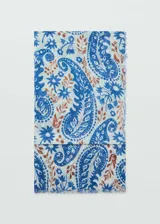 Fular rectangular de tejido ligero con estampado paisley en tonos azules y marrones sobre fondo claro, con terminaciones deshilachadas en los bordes.