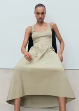 Vestido midi de diseño combinado con cuerpo de algodón y elastano con cuello escotado y tirantes anchos, y falda evasé de algodón con panel fruncido en la cintura.