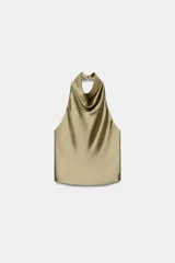 Top de cuello halter con espalda descubierta, confeccionado en tejido satinado con caída fluida y cierre trasero con botones ocultos.