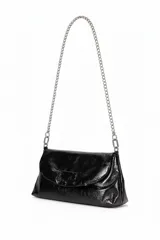 Cartera de hombro negra con acabado craquelado y correa de cadena plateada.