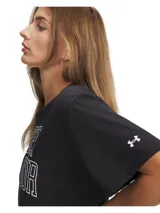 Remera de algodón Under Armour con diseño holgado y extragrande, cuello acanalado, hombros caídos y estampa frontal con el nombre de la marca en tipografía universitaria.
