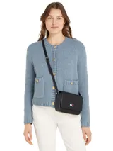 Cartera bandolera Tommy Jeans de color negro, confeccionada en poliuretano con acabado liso, solapa magnética frontal y el parche distintivo de la marca en el centro.