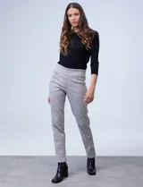Jegging de denim azul elastizado, corte recto, con pretina ancha elastizada, bolsillos delanteros simulados y bolsillos traseros aplicados.