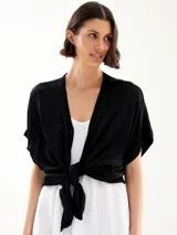 Camisa negra con mangas cortas, escote en V y nudo en la parte delantera.