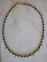 Collar de piedras semipreciosas de crisocola y ojo de tigre, con pequeñas cuentas doradas y dijes en forma de gota bañados en oro.