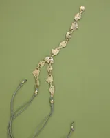 Collar artesanal compuesto por piezas irregulares de alpaca unidas por eslabones, con cordón de algodón natural regulable que permite ajustar el largo.